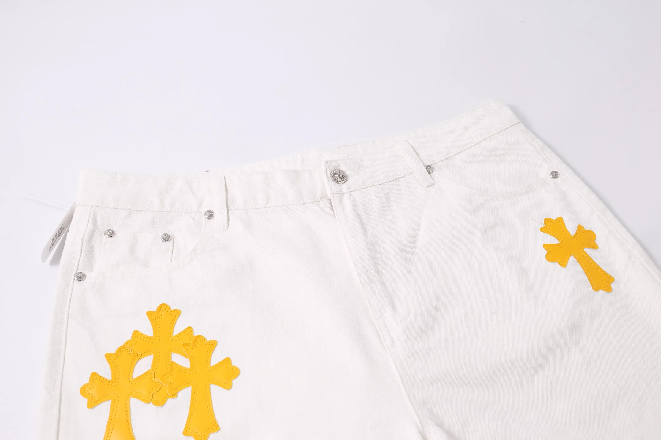 P210 Style number: H897 [Men's zipper style] Croxin & 𝐂𝐡𝐫𝐨𝐦𝐞 𝐇𝐞𝐚𝐫𝐭 ss25 new yellow Miami patchwork leather jeans. Styles with different washed textures are very friendly to people with thin legs. The slightly flared version perfectly modifies the leg shape. The timeless and moderate length makes it easy to match and match. It is the basis for various styles and is a must-have in your wardrobe! The fabric is stiff but also makes the upper body soft without losing texture. The washing process is even more perfect. It is a must-have item for everyone! ! ! Washed wheat, hang tag, pants label, complete with three labels Color: white Size: 30-32-34-36